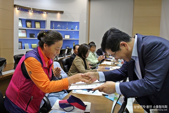삼성전자 이승백 의장에게 위촉장을 건네 받은 삼성전자·용인 소통협의회 1기 위원들의 표정은 굳은 결의로 가득했습니다