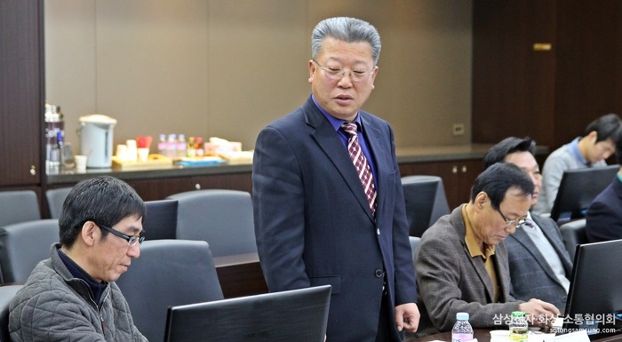인사말에서 김동원 대표위원은 “비가 오는 궂은 날씨에도 지역사회를 위해 모여주신 위원 분들에게 감사 드린다”며, “지역사회와 삼성전자가 소통하는 이 귀중한 시간에 안건 하나하나 심도 깊게 살펴 보면 좋겠다”고 말했습니다
