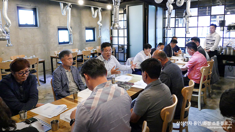 6월 삼성전자·화성소통협의회는 두 분의 위원이 타 지역 이상의 사유로 사임하게 되어 그동안의 노고에 감사하고 석별의 정을 나누고자 인근 식당에서 저녁식사와 함께 진행하게 되었습니다.