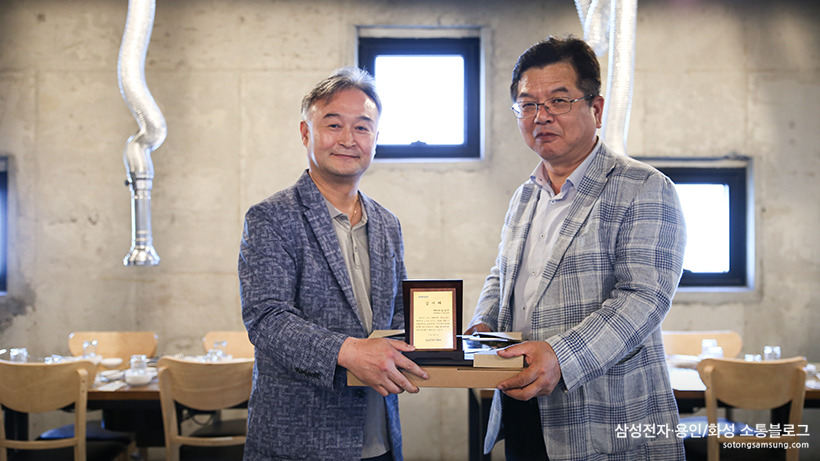 6월 정기회의가 모두 마무리된 후, 아쉽게도 이번 달을 마지막으로 『삼성전자·화성 소통협의회』를 떠나게 된 소통위원 두 분께 감사패를 전달하는 시간을 가졌습니다.