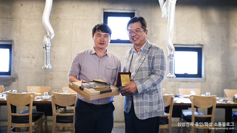 6월 정기회의가 모두 마무리된 후, 아쉽게도 이번 달을 마지막으로 『삼성전자·화성 소통협의회』를 떠나게 된 소통위원 두 분께 감사패를 전달하는 시간을 가졌습니다.