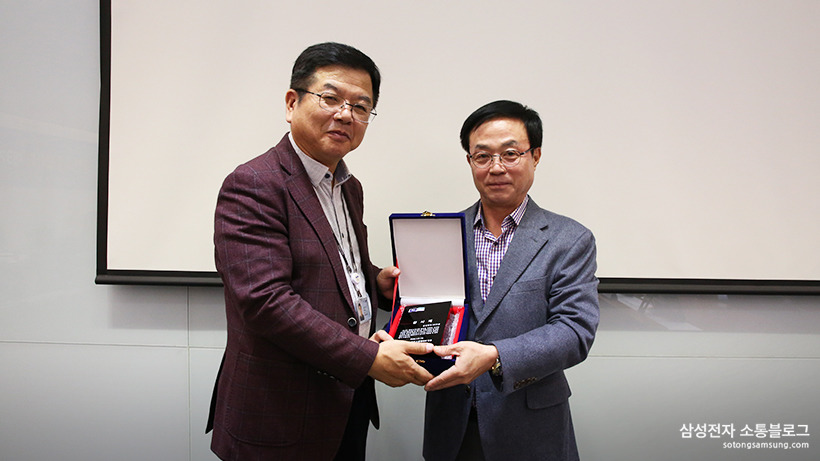 지역측 2기 소통협의회 위원들께서 삼성전자에 대한 감사패 전달식을 가졌습니다.