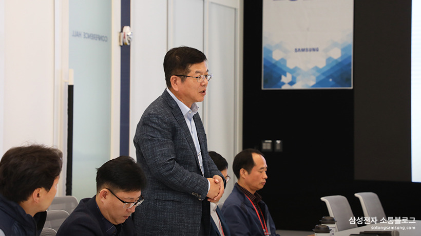 소통협의회 의장인 삼성전자 이승백 상무(DS커뮤니케이션팀)의 인사말로 본격적인 회의가 시작되었습니다.