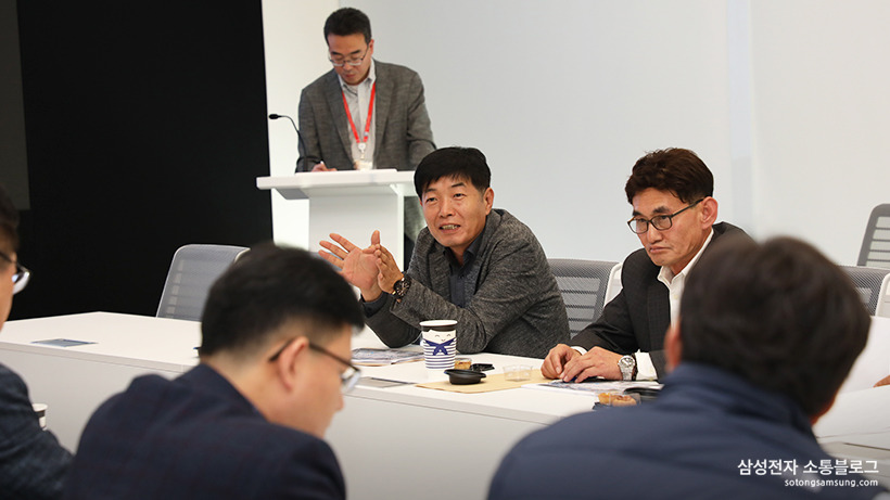 마지막으로 언론에 보도된 삼성전자 소식을 함께 살펴보고, 각 지역의 VOC 및 요청사항에 대해 논의하였습니다.