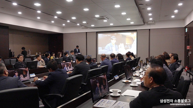 활동 영상을 시청하는 소통협의회